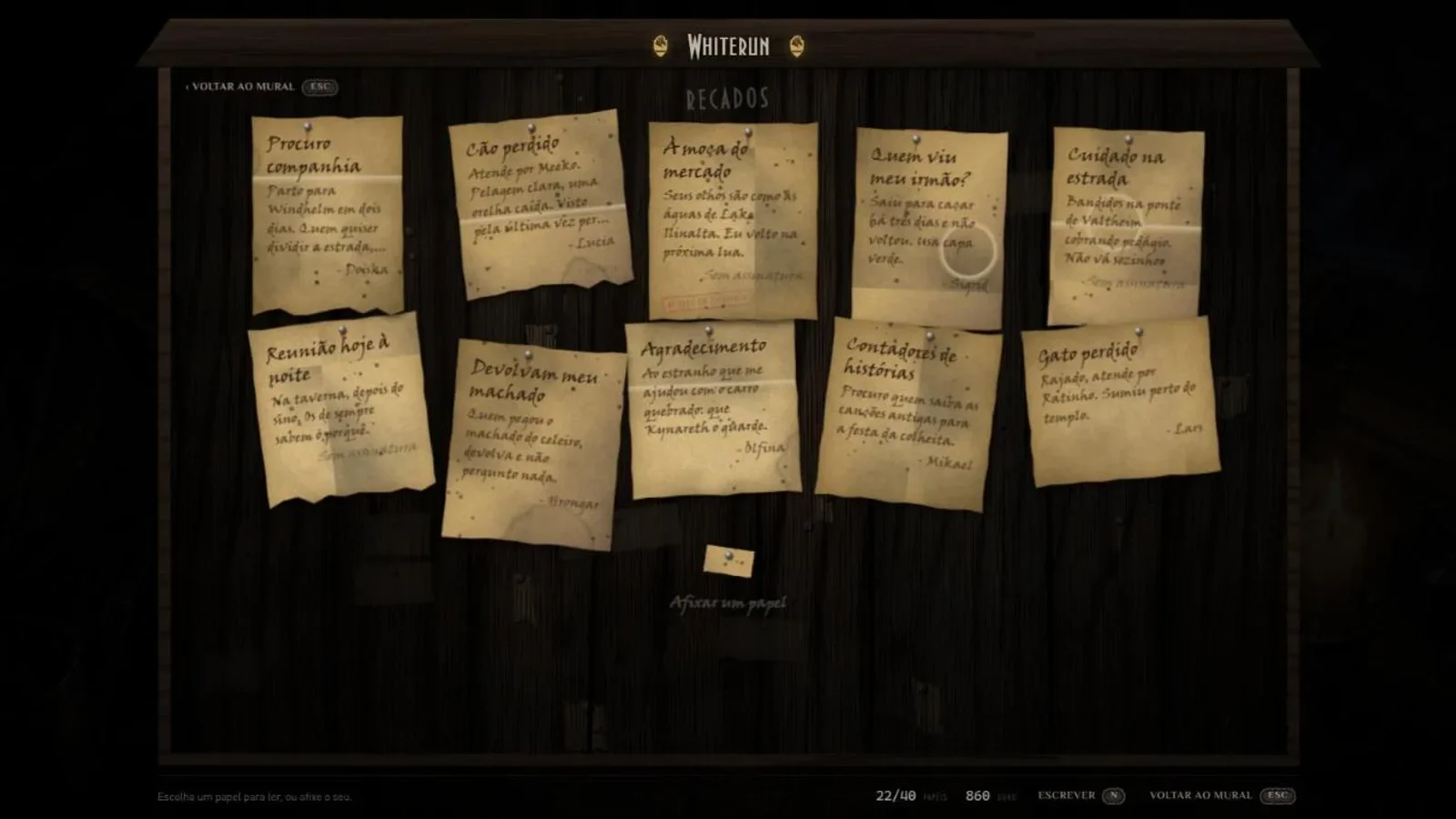 O mural de Whiterun aberto nos recados, com papéis pregados na madeira, alguns sem assinatura